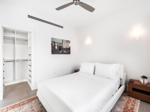 Miami Waterfront Luxury Villa - 4 Bedrooms Boater`s Retreat with Gym & Pool